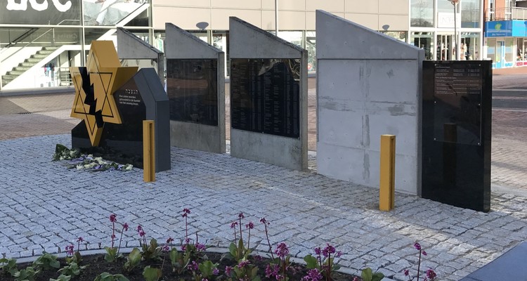 Vierde betonzuil voor Joods Monument Winschoten